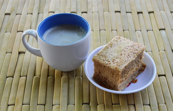 Bolo e café com leite na placa de bambu — Fotografia de Stock