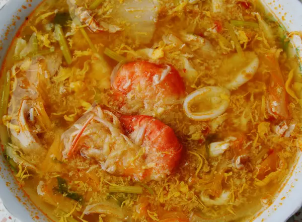 Seafood rebus dengan sup telur pedas dalam mangkuk — Stok Foto