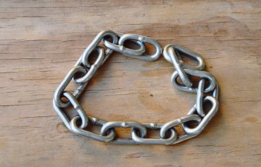 demir zinciri ahşap tahta üzerinde rulo