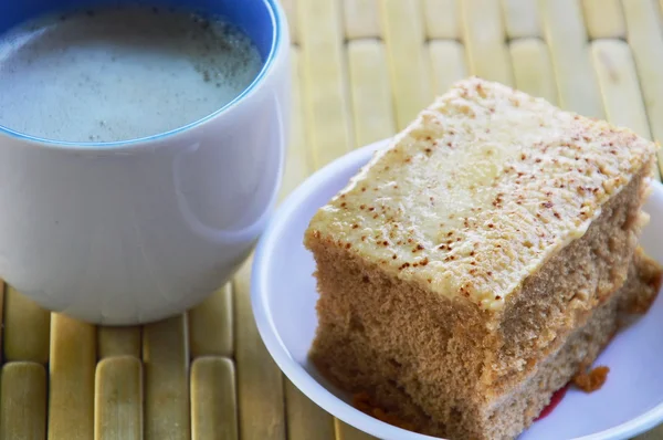 Pastel y café con leche en plato de bambú — Foto de Stock