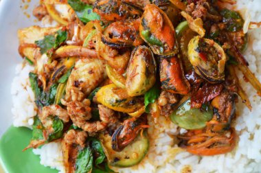 baharatlı midye ve dolly balık parmak kök pirinç ile tavada kızartılmış