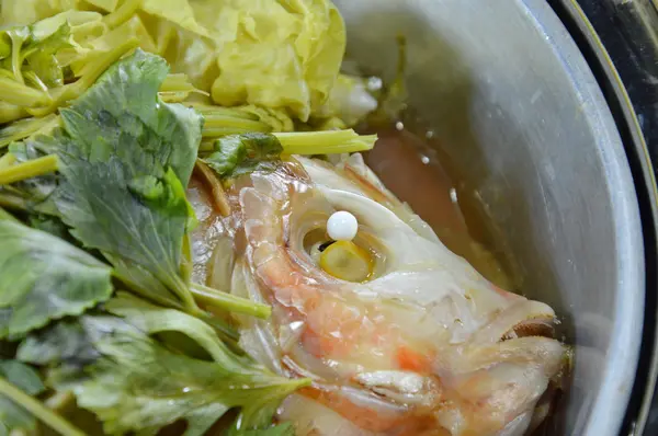 Pescados y verduras al vapor en olla — Foto de Stock