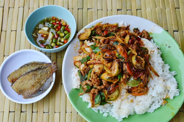 Bumbu pedas aduk-goreng pada nasi makan pasangan dengan ikan goreng — Stok Foto