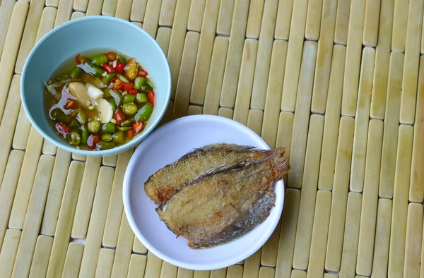 Pescado frito en el plato de inmersión con salsa de chile — Foto de Stock