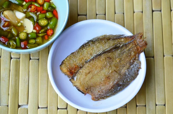Тверда смажена риба, що занурюється з соусом чилі — стокове фото