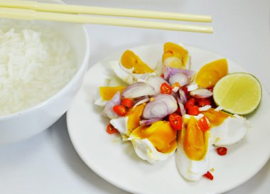 tuzlu yumurta salatası yemek ile yumuşak haşlanmış pirinç