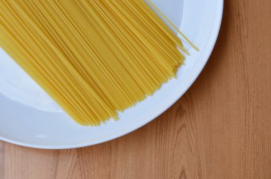 Beyaz tabakta spagetti.