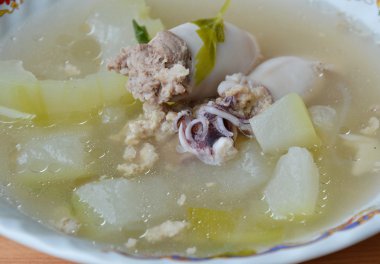 Kış kavun ve kalamar dolu domuz çorbası kapta kıyma