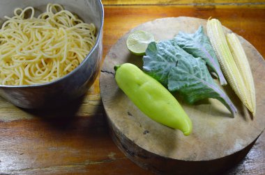 demir tencere ve daire chop blokta sebze spagetti