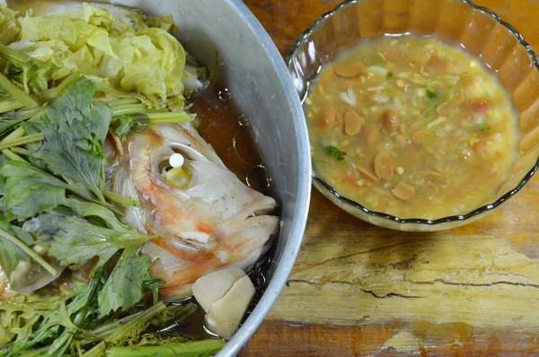 Pescado al vapor y inmersión vegetal con salsa de soja —  Fotos de Stock