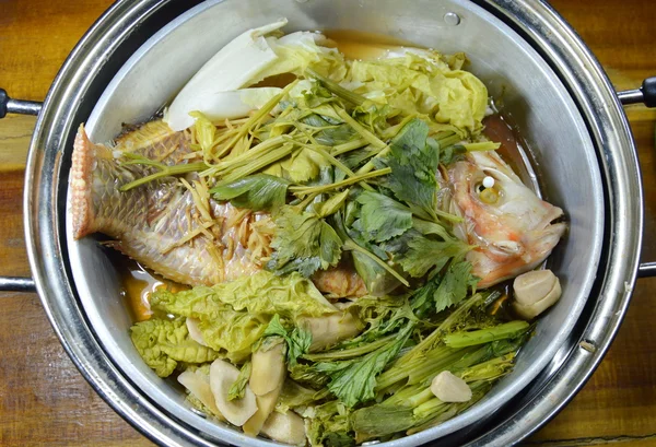 Buhar balık ve sebze paslanmaz vapur tencerede — Stok fotoğraf