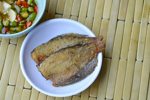 Frittura di pesce su piatto che si immerge con salsa di peperoncino — Foto Stock