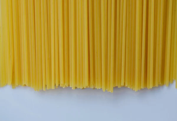 Espaguetis secos en plato blanco — Foto de Stock