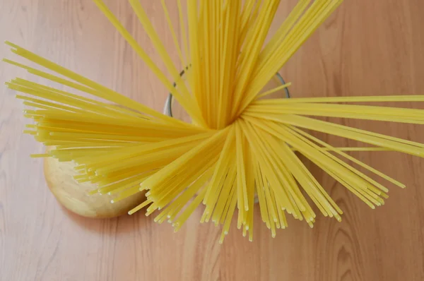 Spaghetti in Glasflasche — Stockfoto