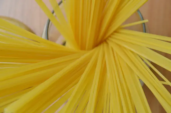 Espaguetis secos en botella de vidrio —  Fotos de Stock