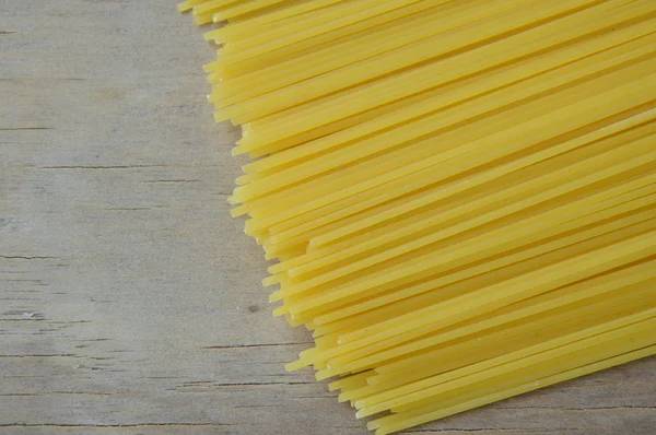 Trockene Spaghetti auf Holzplatte — Stockfoto