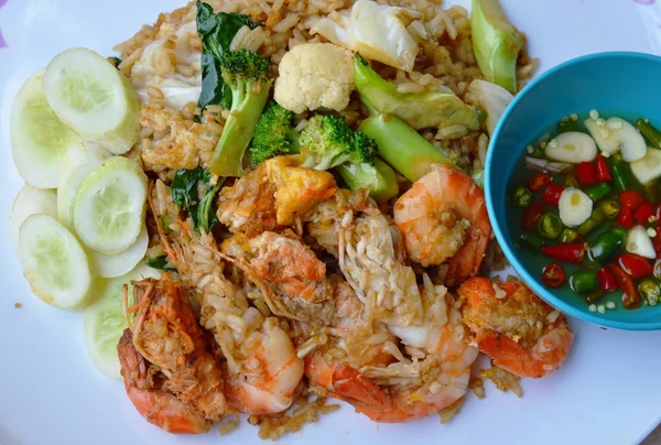 Arroz frito con camarones y huevo en plato blanco — Foto de Stock