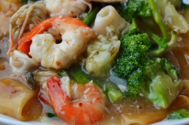 pirinç noodle ile deniz ürünleri sos sos yemeğin üzerinde tavada kızartılmış