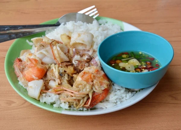 Camarones fritos y calamares con ajo sobre arroz — Foto de Stock