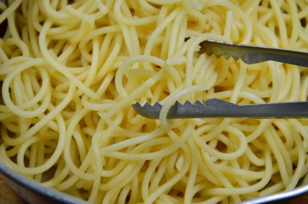 Espaguetis y espaguetis de metal en maceta — Foto de Stock