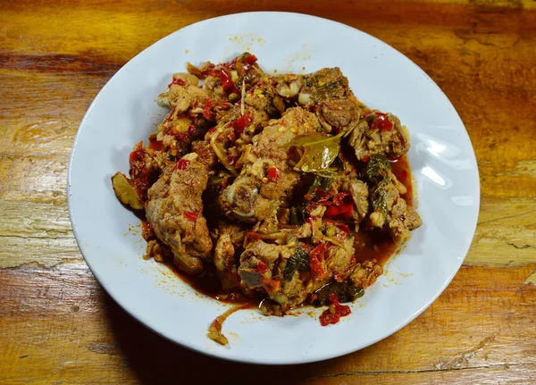 Πικάντικο χοιρινό ανακατεύετε-τηγανισμένα rib και κοτόπουλο με λεμόνι φύλλα — Φωτογραφία Αρχείου