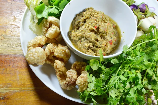 Makreel plakken garnaalsaus eten met verse groente- en varkensvlees korst — Stockfoto