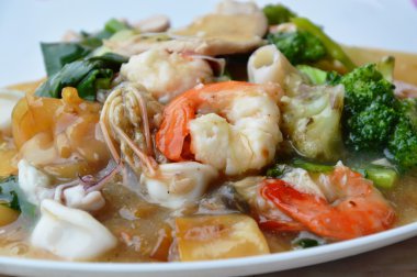  pirinç noodle ile deniz ürünleri sos sos yemeğin üzerinde tavada kızartılmış