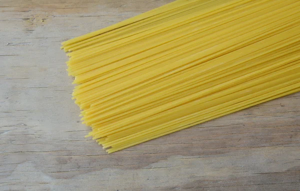 Spaghetti på träskiva — Stockfoto