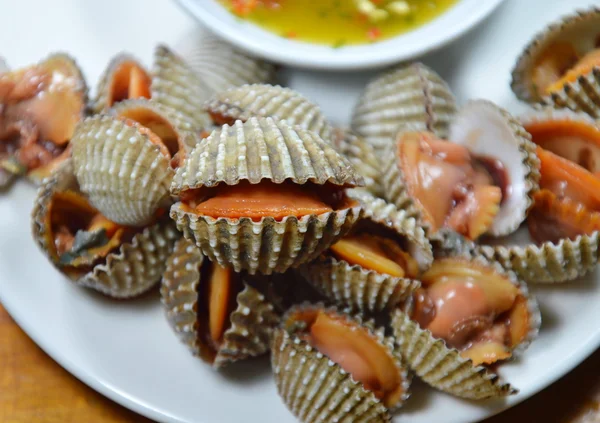 Gestoomde geblancheerde clam met pittige dipsaus — Stockfoto