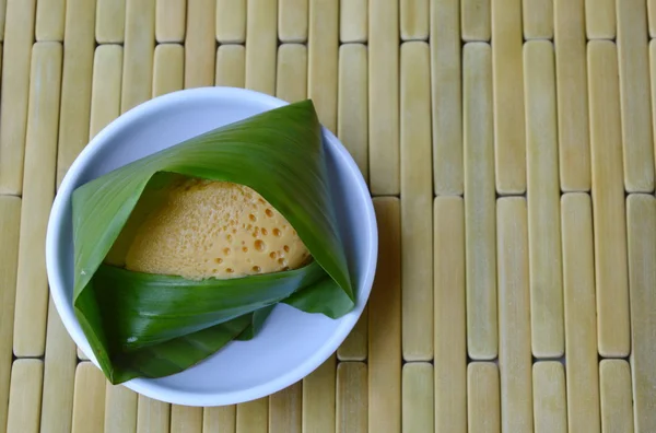 Dušené pudink v listový čerstvý banán na pohár — Stock fotografie