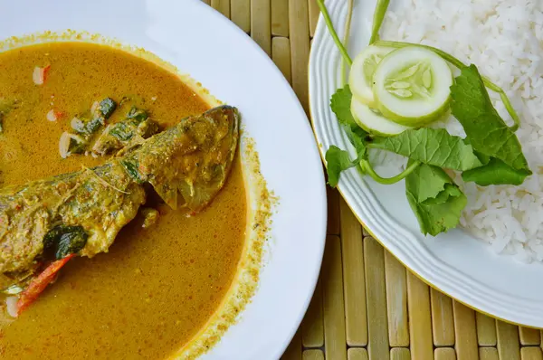 Mackerel in red curry eat couple with rice and vegetable — Stock Photo, Image