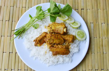 haşlanmış kırmızı köri kaburga domuz eti ve sebze pirinç