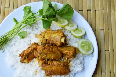 haşlanmış kırmızı köri kaburga domuz eti ve sebze pirinç