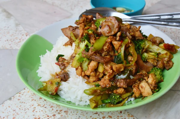 Entradas de pollo salteado picante con hojas de albahaca en el arroz — Foto de Stock