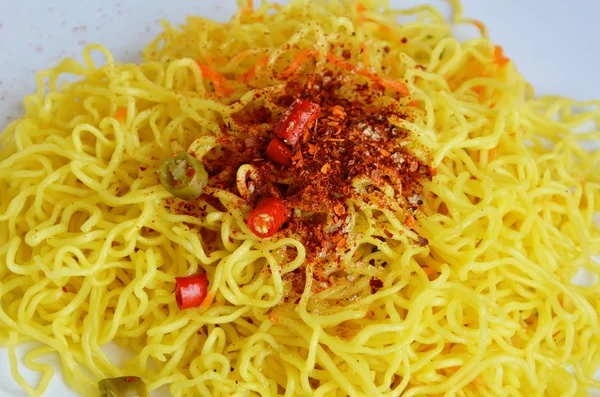 Kruiden-dressing op Chinese Eier noodle — Stockfoto