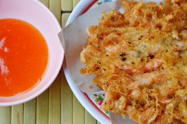 meyilli Kızarmış karides un ve yumurta tatlı sos daldırma