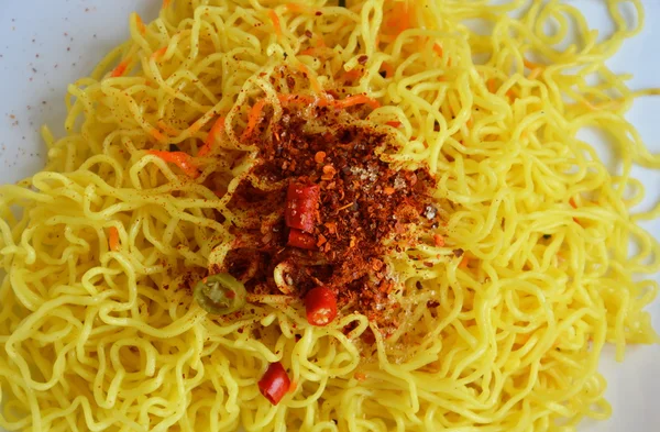 Chinees ei noodle topping chili en suiker op plaat — Stockfoto