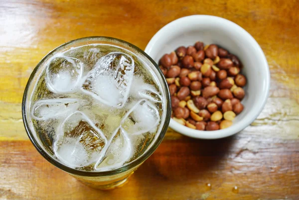 Zoute pinda en bier op tafel — Stockfoto