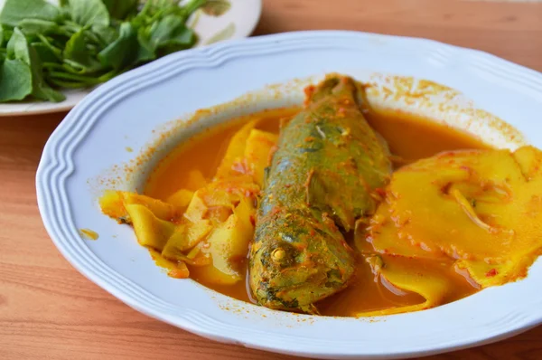 Caballa y brote de bambú en sopa picante comer pareja con verduras — Foto de Stock