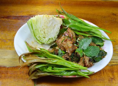 dilim ızgara domuz eti baharatlı salata yemek sebze ile çift çanak üzerinde