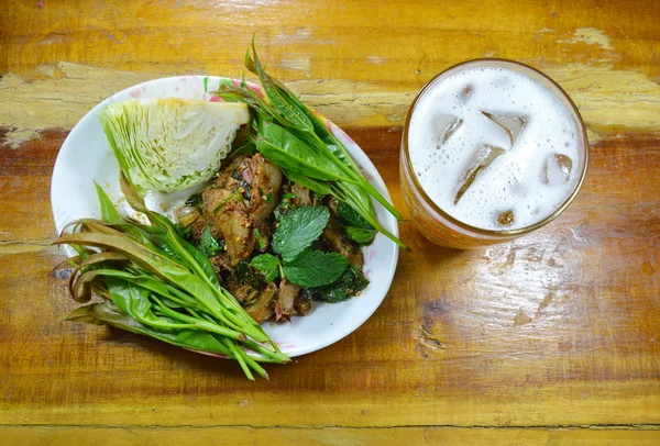 Irisan daging babi panggang salad pedas makan pasangan dengan bir — Stok Foto