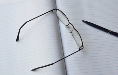 gözlük camı ve kalem kitap