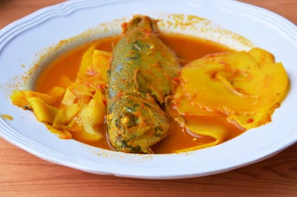 Cavala fervida com broto de bambu em sopa picante e azeda no prato — Fotografia de Stock