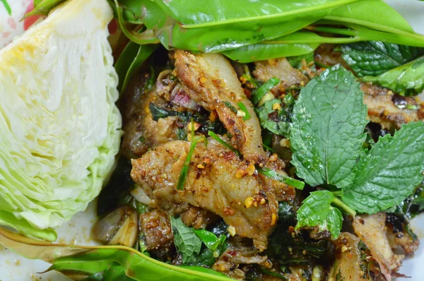 Rebanada de cerdo a la parrilla ensalada picante comer pareja con verduras en el plato —  Fotos de Stock