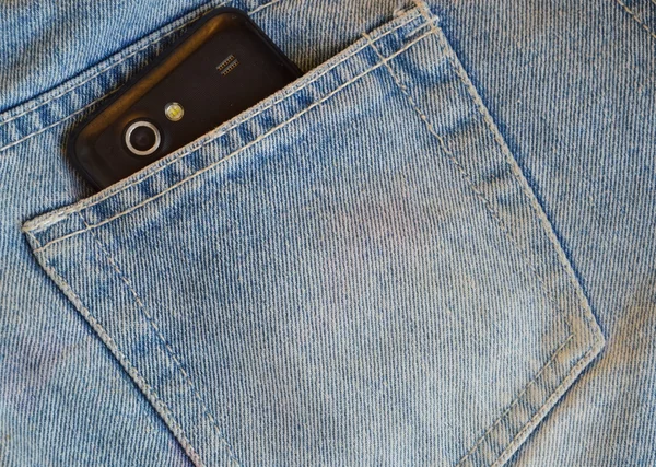 Ponsel di saku belakang jean biru — Stok Foto