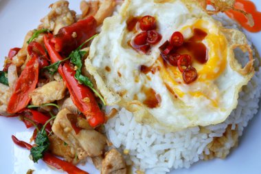 baharatlı karıştırın kızarmış tavuk fesleğen yaprağı ve yumurta Tay favori kolay yemek yemek ile