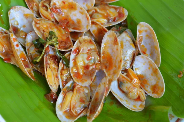 Roer gebakken mosselen met geroosterde chili pasta op verse bananenblad — Stockfoto