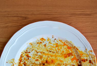 Gıda beyaz tabak üzerinde leke