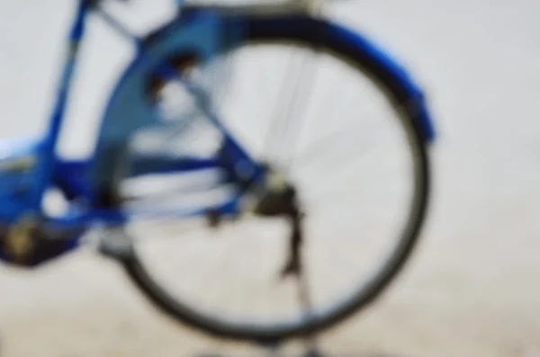 Sfocato di bicicletta posteriore parcheggio ruota sulla strada in giornata di sole — Foto Stock