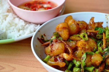 baharatlı karıştırın kızarmış domuz eti tendon ot ve sade pilav ile